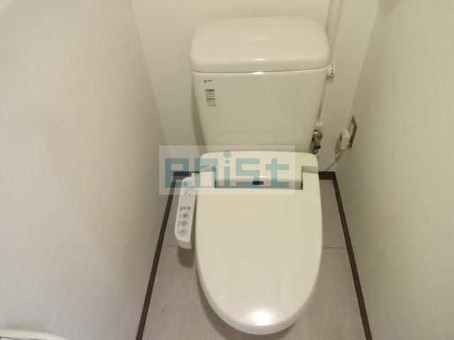 【居間・リビング】　トイレ改修工事行いました。（男女別トイレ）